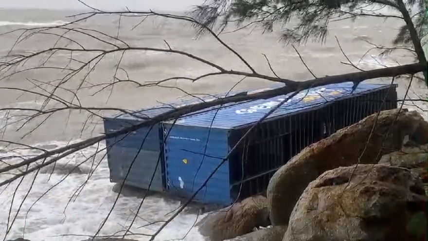 2 container trôi vào bờ biển Dung Quất