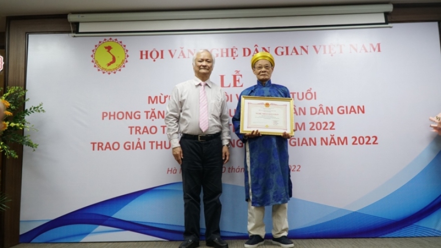 Phong tặng danh hiệu nghệ nhân dân gian và giải thưởng văn nghệ dân gian Việt Nam