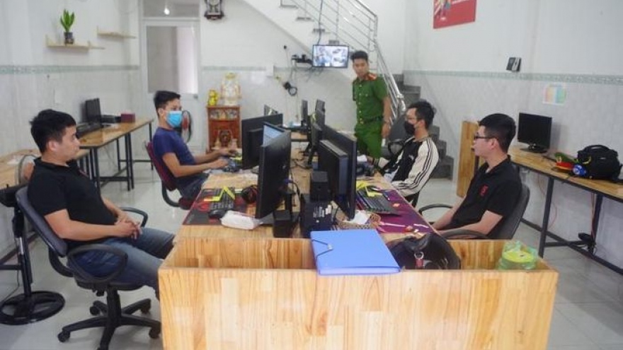 Khởi tố cặp vợ chồng làm giả 150 căn cước công dân