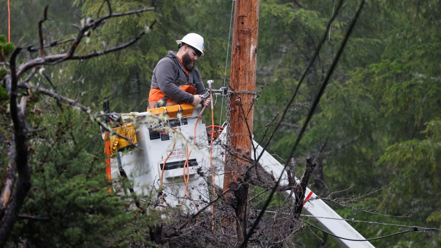 Bão lớn gây mất điện diện rộng ở California - Mỹ