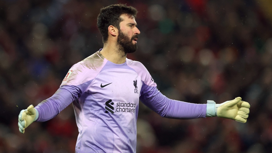 Thủ môn Alisson ''tặng quà'' đối thủ, Liverpool may mắn thoát thua ở FA Cup