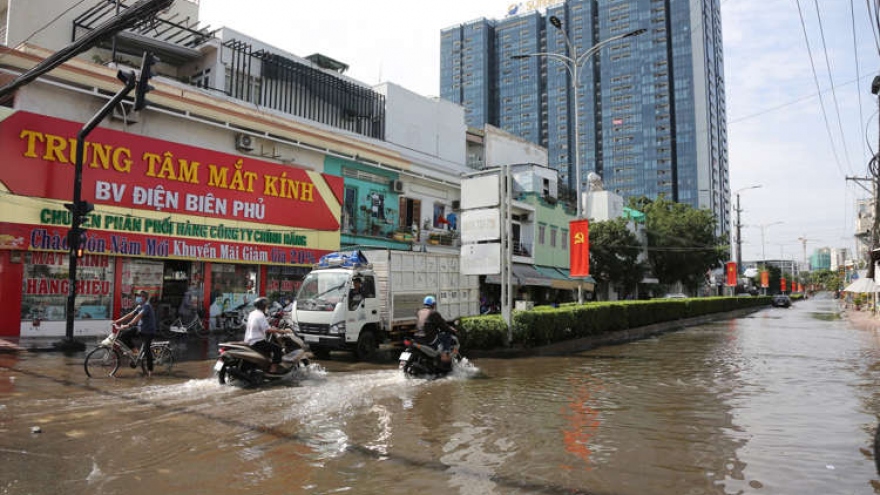 Người dân TP.HCM ‘kêu trời’ vì nước ngập lênh láng từ sáng sớm mùng 4 Tết