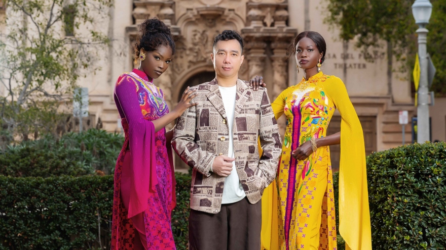 NTK Đỗ Trịnh Hoài Nam giới thiệu thiết kế áo dài dát vàng độc đáo ở Mỹ