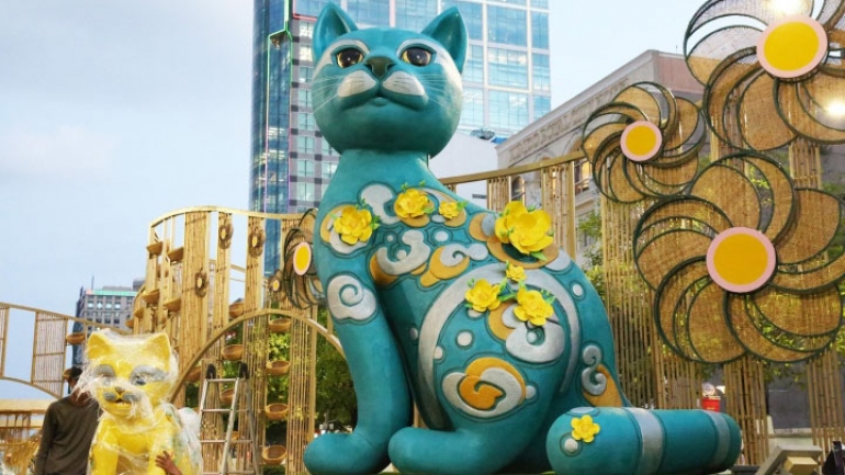 Nguyen Hue flower street gets a Tet makeover