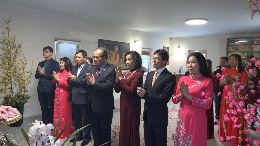 Người Việt tại nước ngoài giữ gìn phong tục đi lễ chùa đầu năm