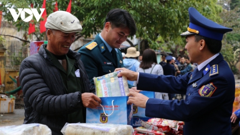 Early Tet comes to residents of Bach Long Vi island district