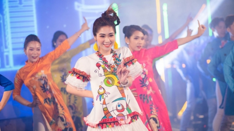 Muong ethnic girl keen to introduce int'l audience to Xam folk singing