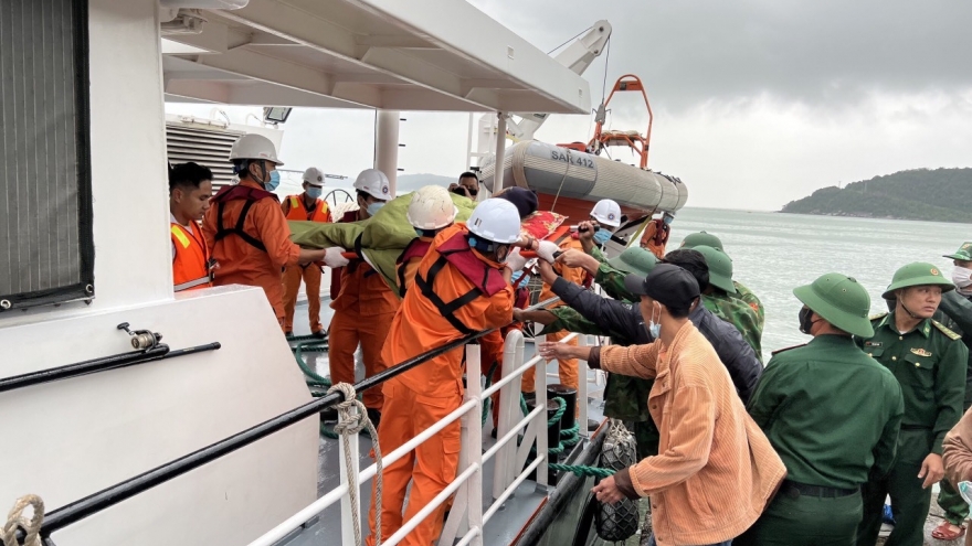 Đưa 2 người dân bị tai biến từ Cù Lao Chàm vào đất liền cấp cứu