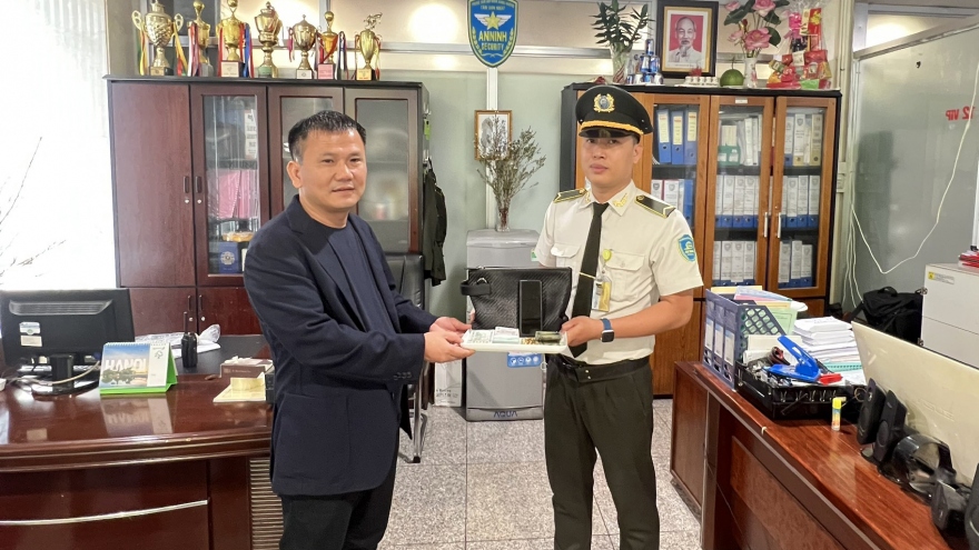 Trao trả hành lý thất lạc trị giá 300 triệu đồng cho khách tại sân bay Tân Sơn Nhất