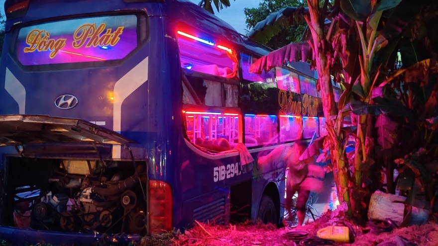 Nam hành khách giật tay lái khiến xe giường nằm lao xuống mương