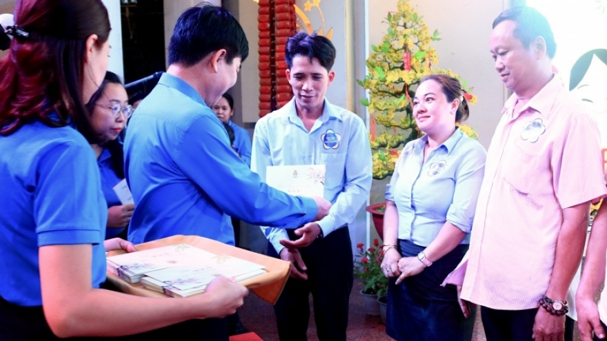 Công nhân ở lại TP.HCM đón Tết được vui chơi công viên Đầm Sen miễn phí