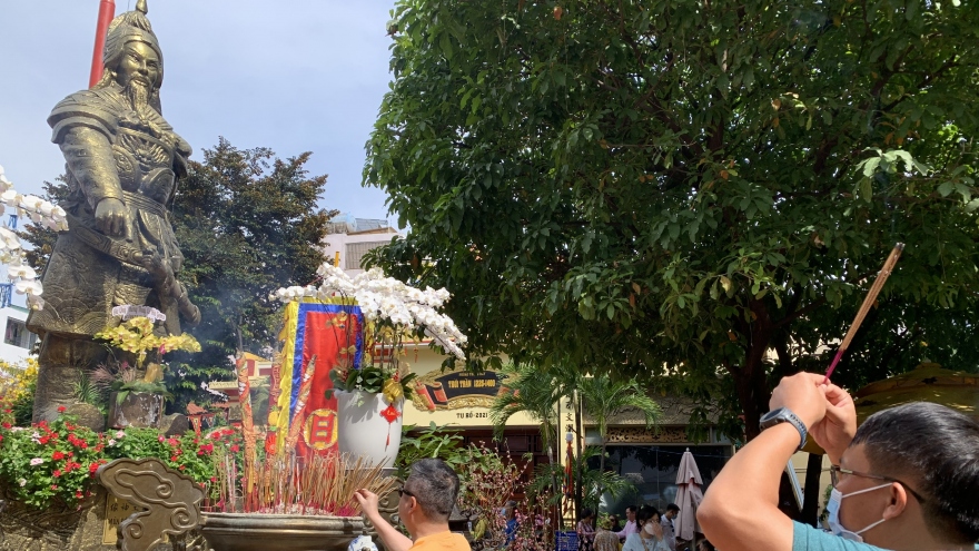 Người dân TP HCM đi cầu an ngày Mùng 1 Tết