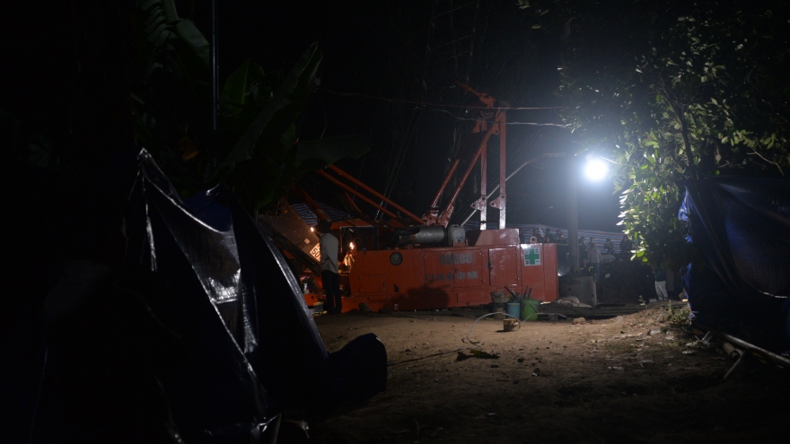 Giải cứu bé trai 10 tuổi lọt xuống trụ bê tông: Vẫn chưa tiếp cận được nạn nhân