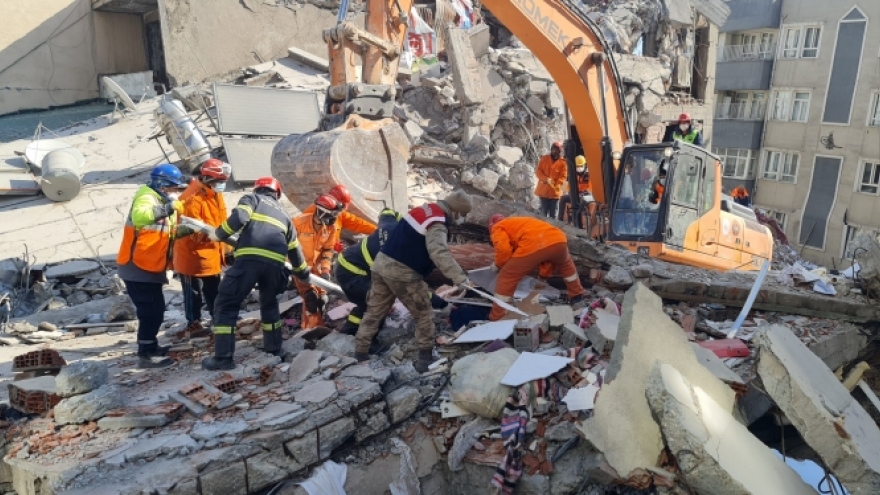 Đội cứu hộ Bộ Công an Việt Nam với đội cứu hộ quân đội Pakistan phát hiện 3 thi thể