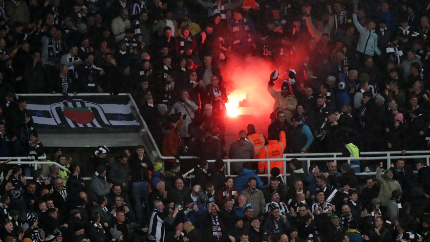 Newcastle vào chung kết Cúp Liên Đoàn Anh, CĐV đốt pháo sáng ăn mừng