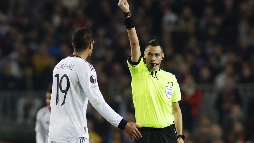 Trọng tài trận Barca - MU bị chỉ trích nặng nề