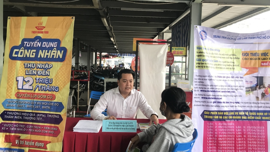 Ra bến xe tuyển dụng, ngăn “cò” lừa người lao động