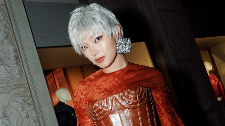 Châu Bùi diện trang phục của NTK Việt Nam trong sự kiện mở màn Milan Fashion Week