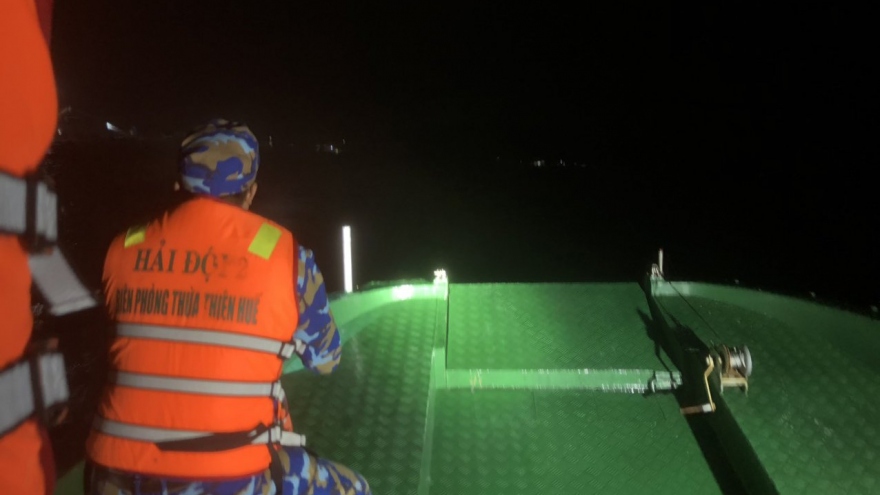 Tàu cá và 3 ngư dân gặp nạn trên biển, 1 người mất tích