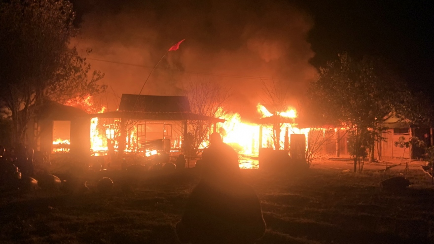 Đốt lửa sưởi ấm làm 5 căn nhà bị cháy rụi