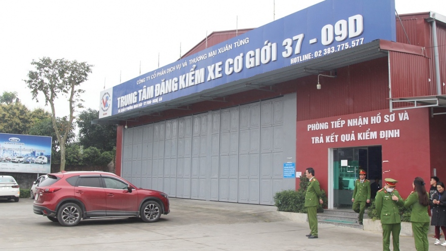Nóng 24h: Bắt giữ phó giám đốc và 2 nhân viên trung tâm đăng kiểm ở Nghệ An