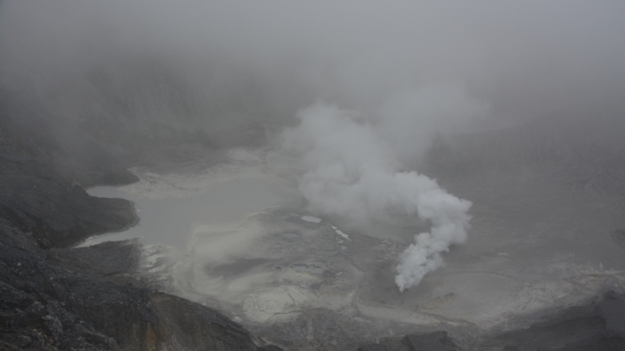 Núi lửa nổi tiếng ở Indonesia bất ngờ bốc khói, lửa