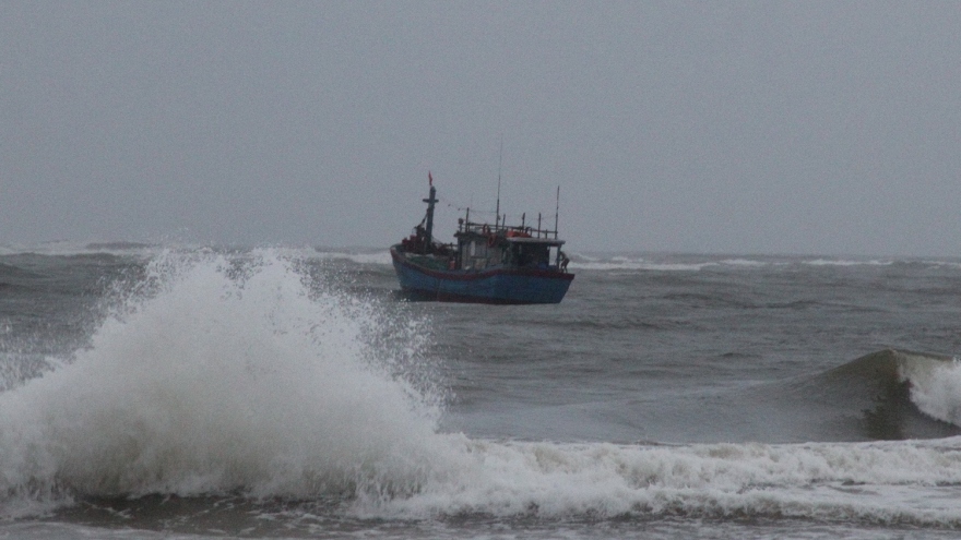 Quảng Trị: Hai tàu cá bị chìm, 3 ngư dân rơi xuống biển được cứu sống