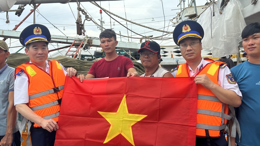 Cảnh sát biển đồng hành với bà con trên đảo Thổ Chu