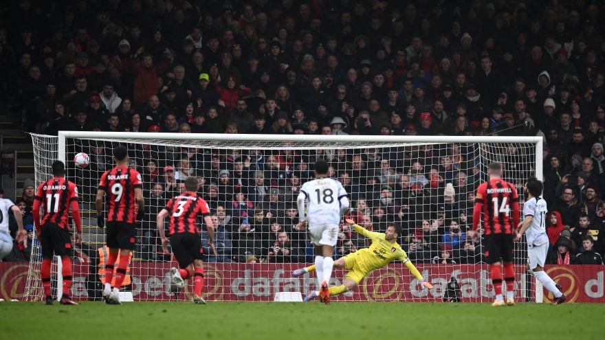 Salah đá hỏng phạt đền, Liverpool thua sốc Bournemouth