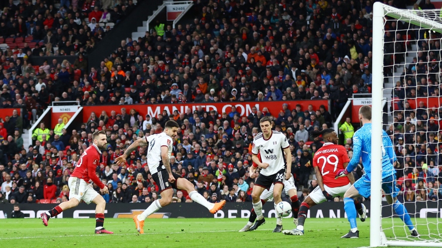 Trọng tài rút liền 3 thẻ đỏ, Fulham để MU ngược dòng trong hai phút