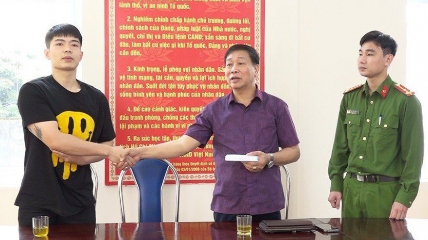 Rút tiền tại cây ATM phát hiện gần 100 triệu đồng rơi vãi trong cabin