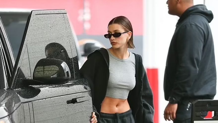 Hailey Bieber khoe cơ bụng săn chắc khi đi dạo phố cùng chồng Justin Bieber