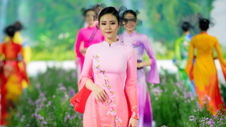 Dấu ấn riêng của NTK dân tộc Tày tại Lễ hội Áo dài TP.HCM năm 2023