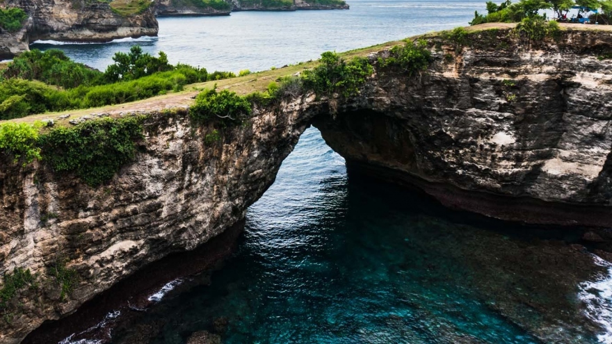 Du khách tử vong khi trượt chân chụp ảnh tại Bali