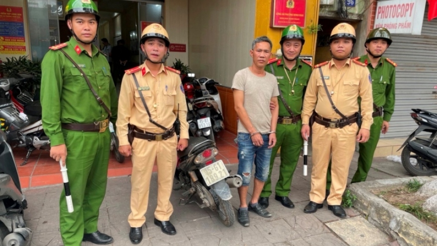 Kiểm tra vi phạm giao thông, phát hiện đối tượng tàng trữ ma túy