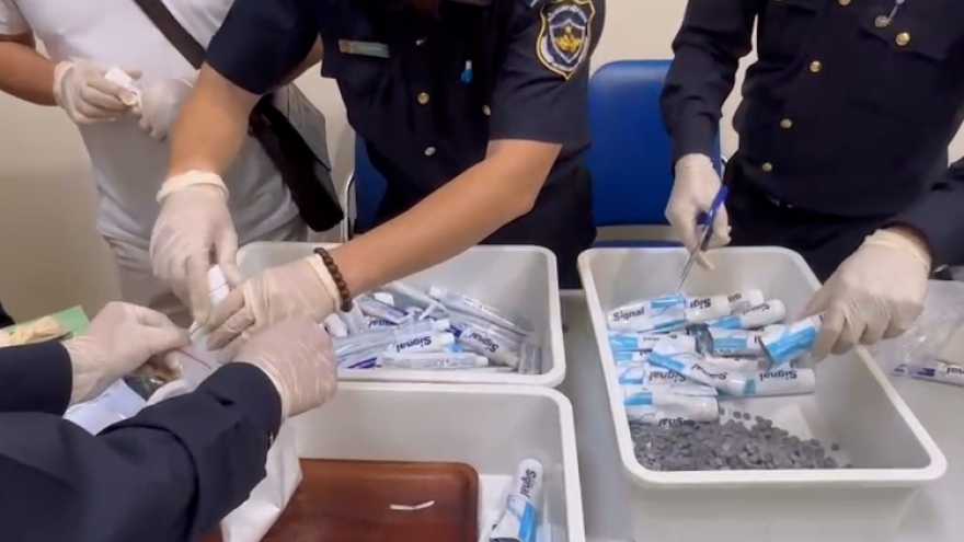 Buộc thôi việc 4 tiếp viên hàng không xách hơn 11kg ma túy