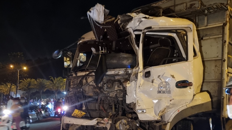 Bình Định: Xe khách va chạm với xe tải, 13 người bị thương