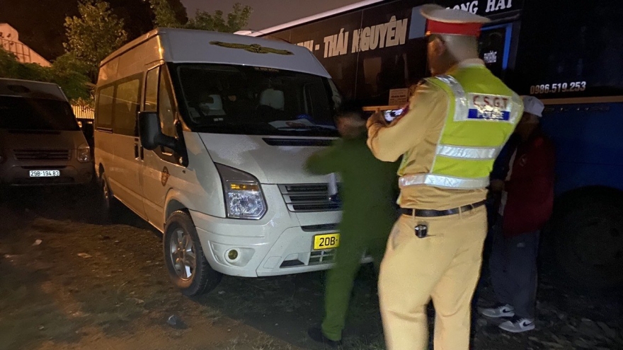 Phát hiện tài xế sử dụng tem kiểm định giả mua trên mạng xã hội