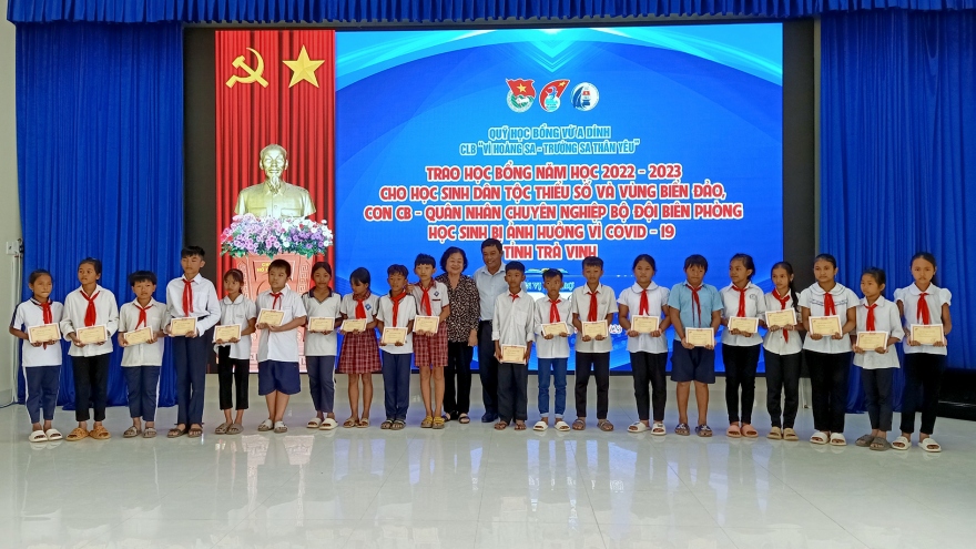 Trao học bổng Vừ A Dính cho học sinh dân tộc thiểu số