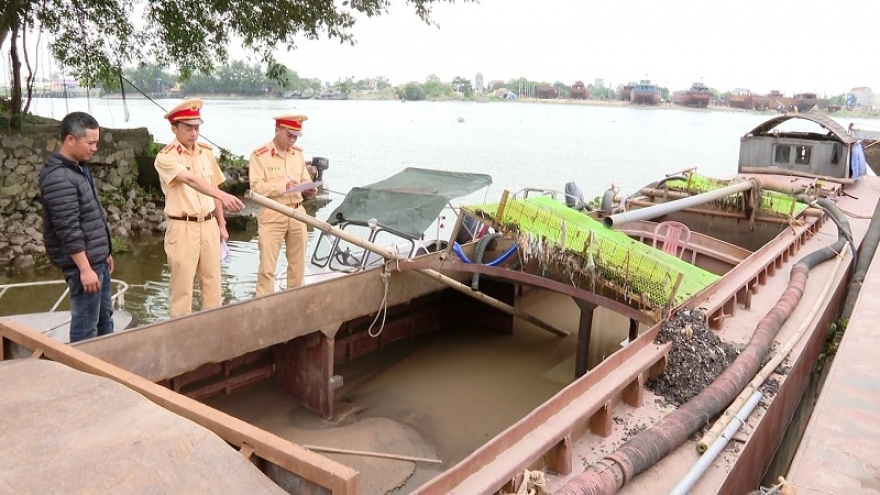 Liên tiếp phát hiện thuyền khai thác cát trái phép trên sông Đáy