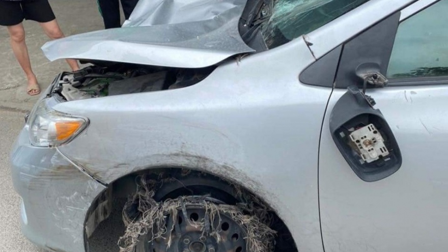 Xe ô tô mất lái gây va chạm làm 2 người đi bộ tử vong