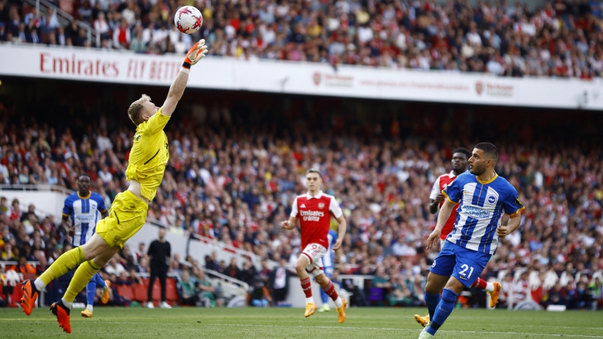 Thảm bại trước Brighton, Arsenal giương cờ trắng trong cuộc đua vô địch cùng Man City