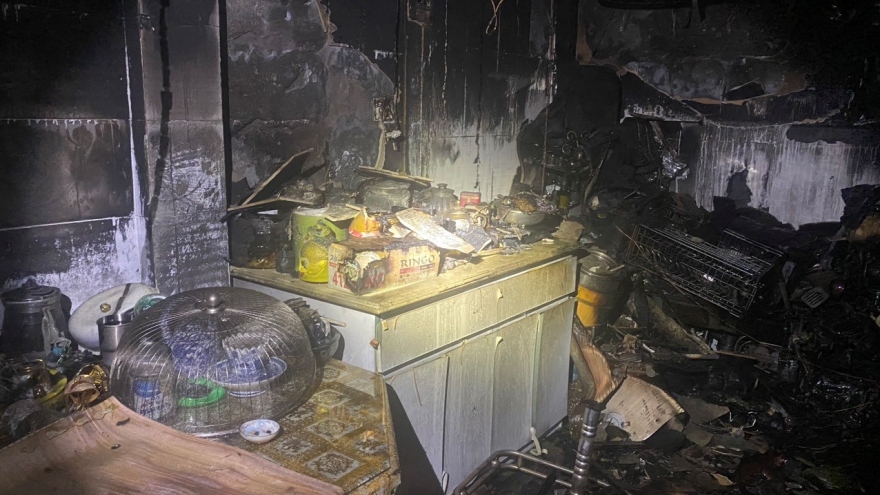 Hải Phòng: Cứu 2 bà cháu mắc kẹt trong đám cháy