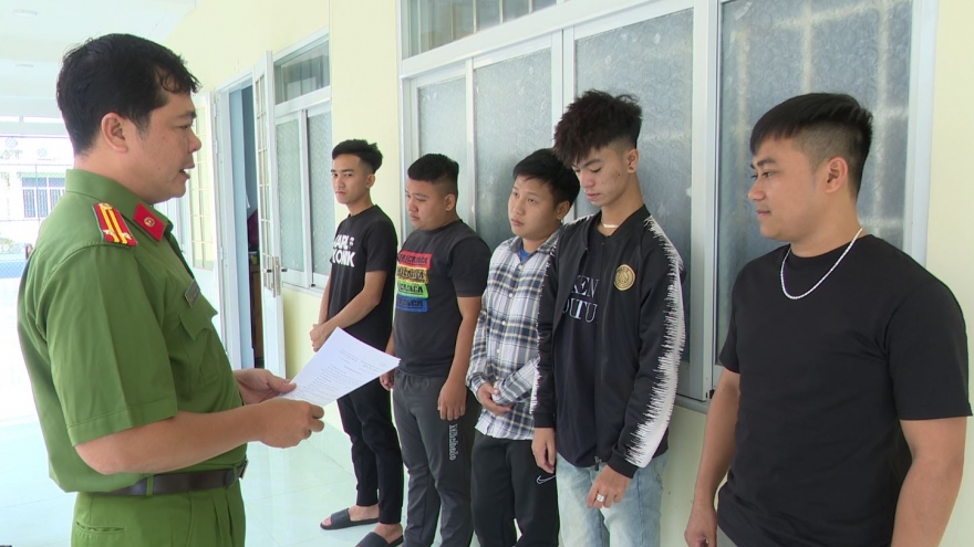 Khởi tố 5 đối tượng ném chất bẩn vào nhà dân để đòi nợ