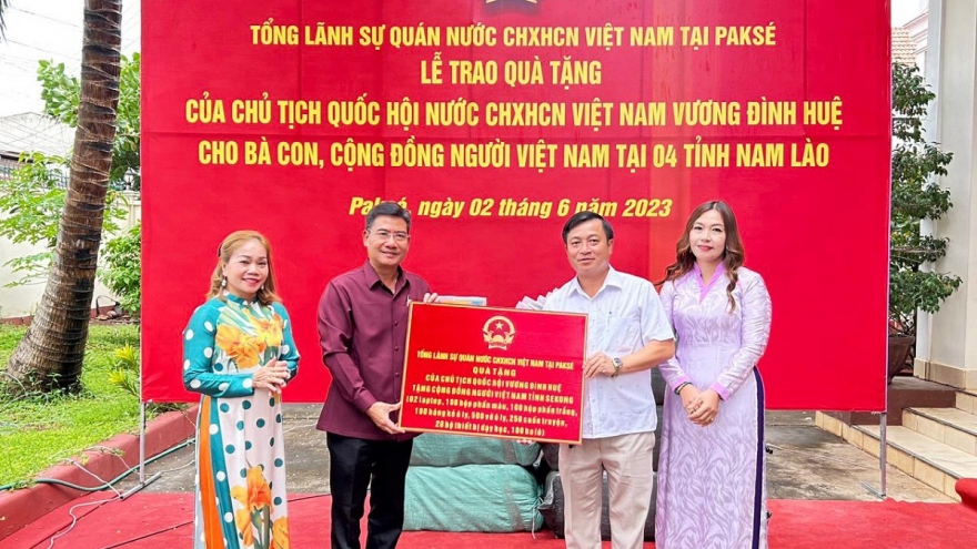 Trao quà của Chủ tịch Quốc hội cho bà con người Việt tại 4 tỉnh Nam Lào