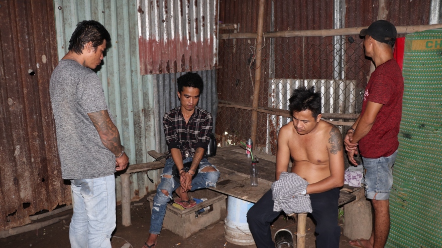 Bắt quả tang 4 đối tượng tàng trữ trái phép chất ma túy