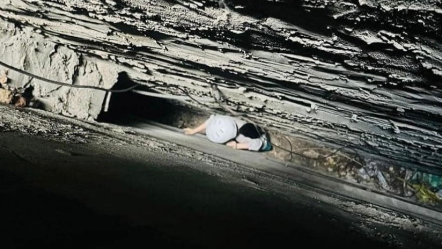 Người phụ nữ rơi từ mái nhà, mắc kẹt giữa khe hở 2 căn nhà