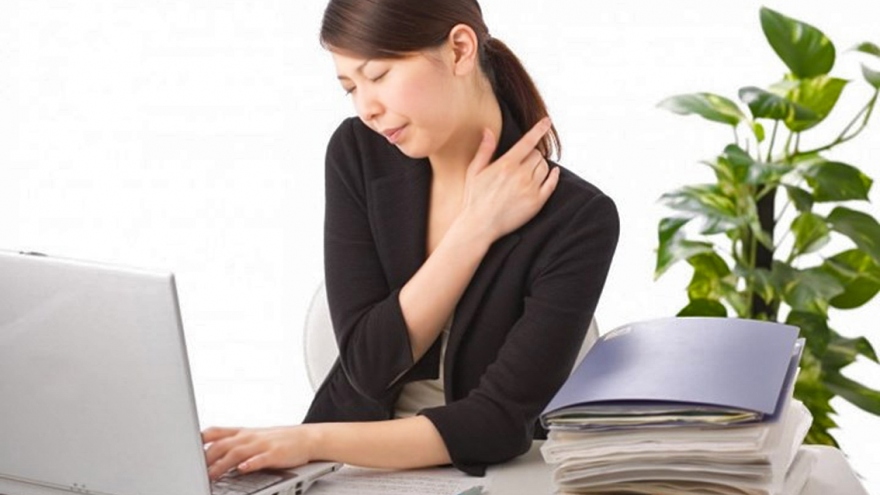 Những thói quen xấu ảnh hưởng đến cột sống