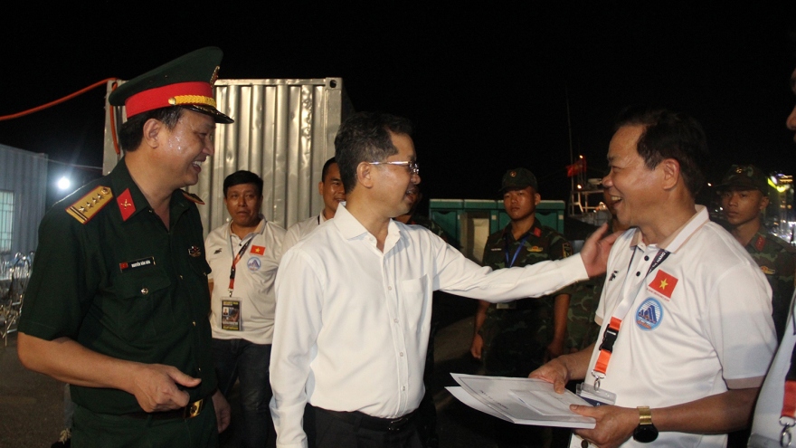 Bí thư Thành ủy Đà Nẵng động viên đội pháo hoa Việt Nam sau đêm khai mạc