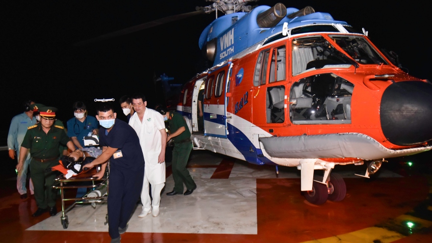 Trực thăng đưa ngư dân bị đột quỵ từ Trường Sa về đất liền điều trị